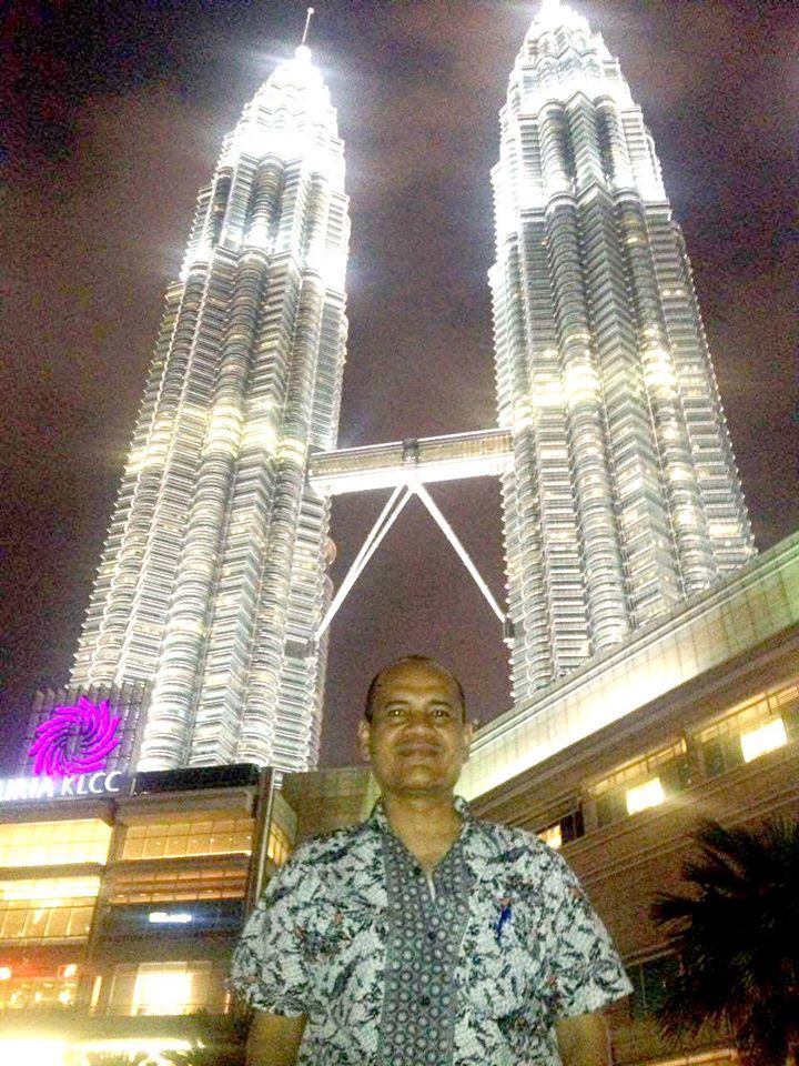 Suasana malam hari di Menara Kembar Kuala Lumpur , Malaysia (foto: dok. pribadi)