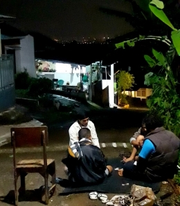 Pengojek dan penjaja ronda malam saat pagebluk. Kota Bogor di kejauhan. Desa Sukaharja, Kecamatan Cijeruk, Kab. Bogor (Mering Ngo)