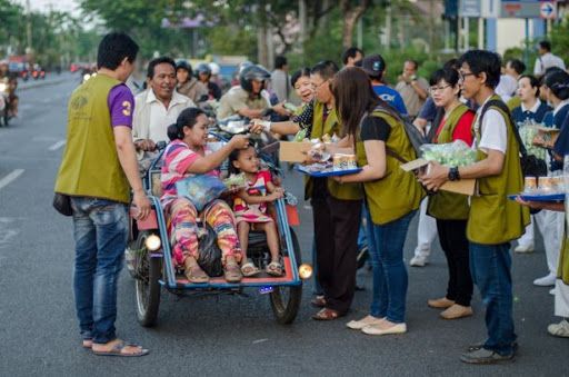 Relawan Tzu Chi Surabaya membagikan takjil pada Ramadan tahun 2019 (tzuchi.or.id).