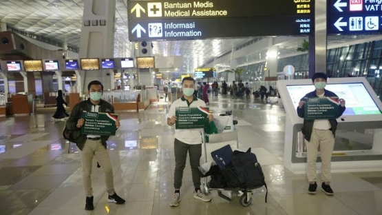 dari kiri ke kanan : Yosea, Fembi dan Rere bersiap untuk berangkat ke Shanghai, Tiongkok untuk misi kemanusiaan | dokpri