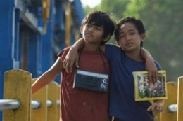  Lihat Foto Facebook - Laskar Pelangi Mahar (Verry Yamarno-kiri) bersama Ikal (Zulfany) saat memerankan film Laskar Pelangi. Sumber | KOMPAS