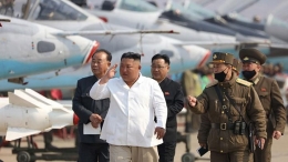 Foto enampakan Kim Jong Un saat mengunjungi pangkalan udara yang dirilis pada 12 April 2020 (Sumber: Tempo) 