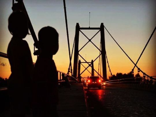 Dua Kakak Beradik Menanti Rejeki di Tepian Jembatan Barito (Foto: koleksi pribadi, 2015)