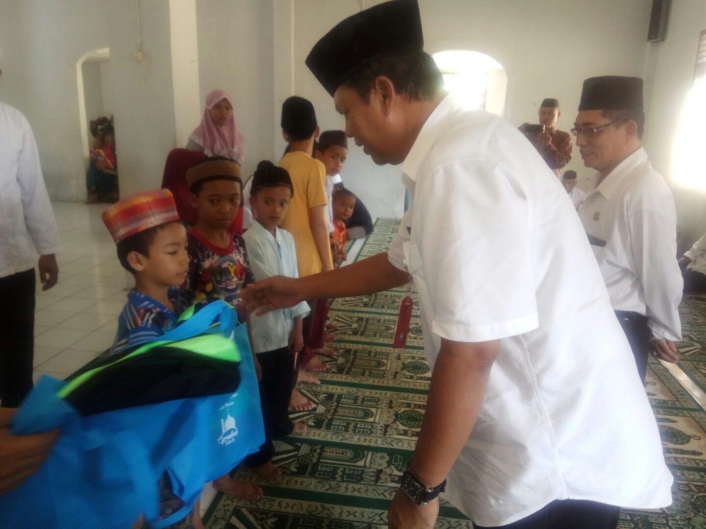 Dokumentasi Ramadan tahun lalu ketika pejabat Pemkab Bangka menyerahkan santuan kepada anak yatim piatu (dokpri) 