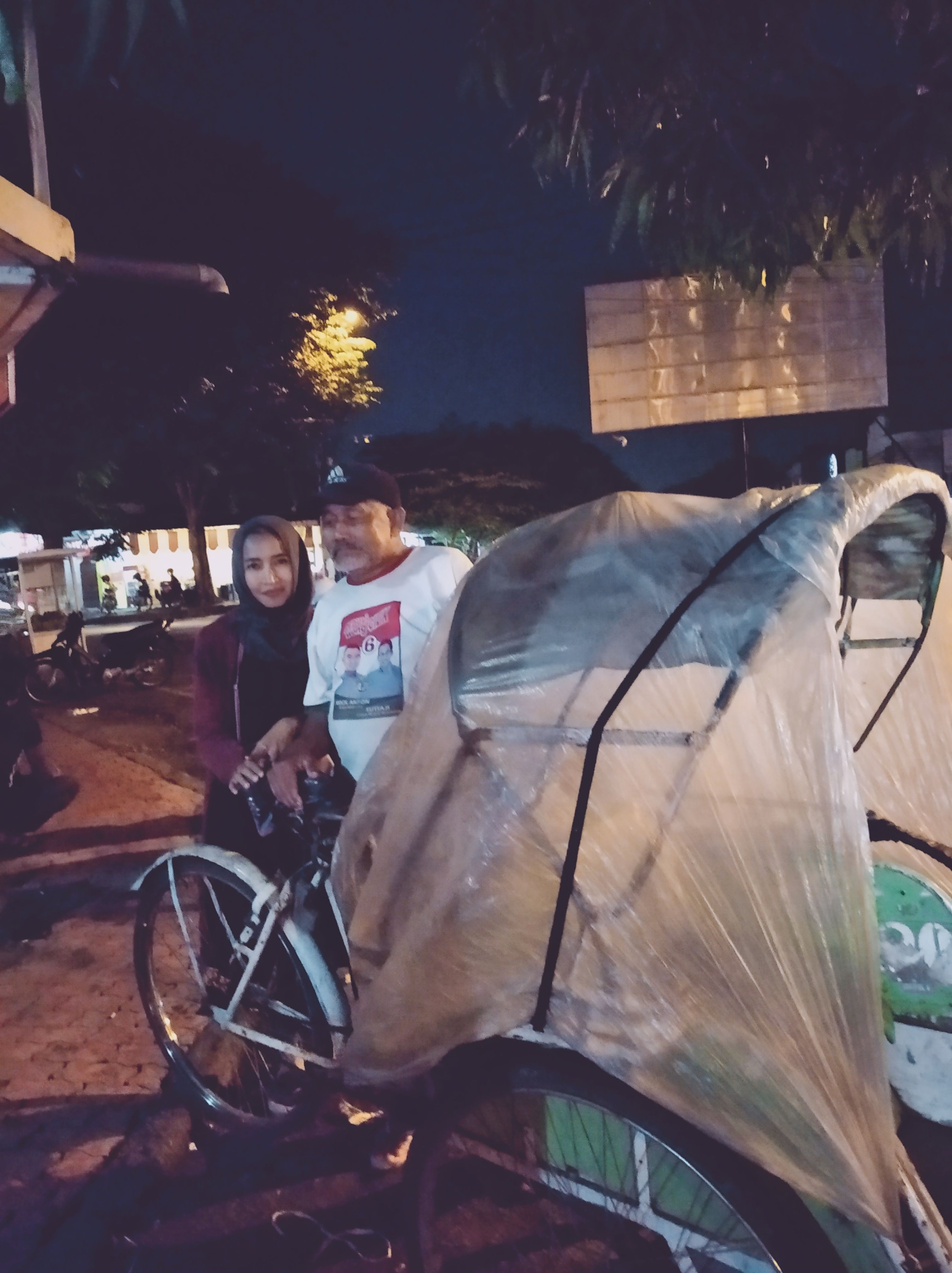 Bersama Pak Kusnadi di sekitar Pasar Klojen Malang. Foto dokpri