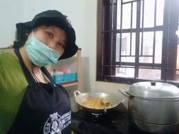Dok pri meluangkan tenaga dan waktu membantu memasak di dapur rakyat Ciputat seminggu 2 x