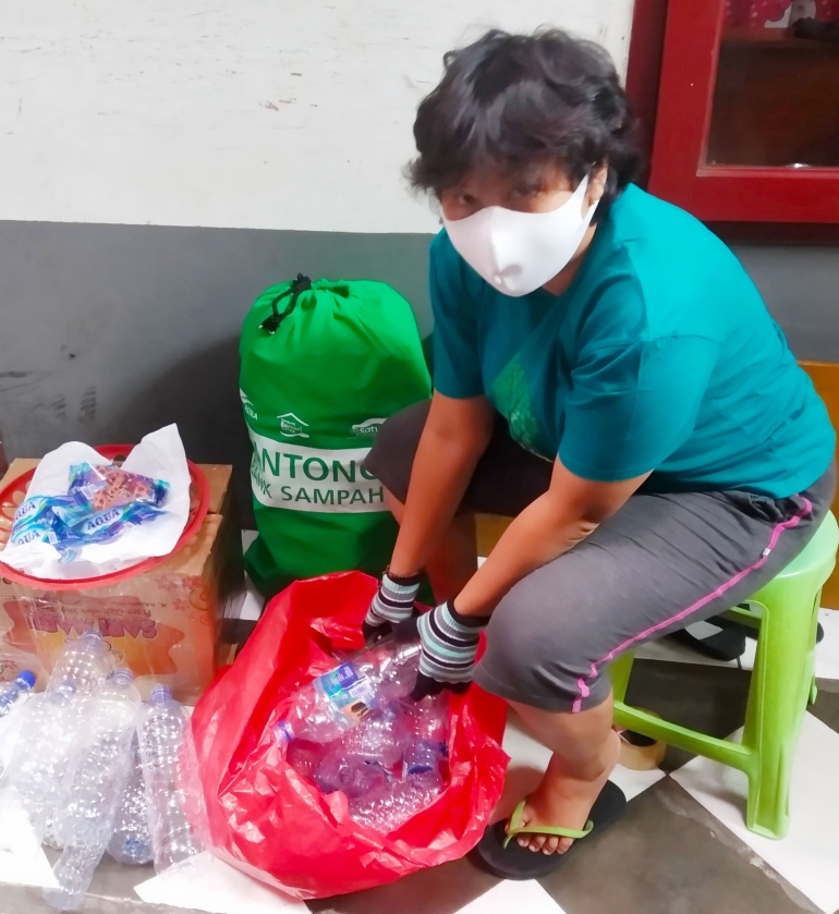 Dok.pri memilah sampah plastik