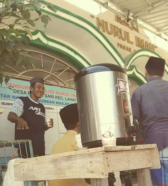 Usai Shalat Jum'at warga seruput kopi