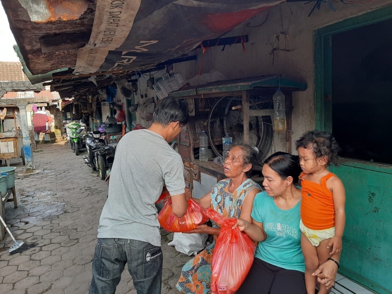 Tak hanya melakukan aksi penyemprotan di tempat ibadah, kami juga membagikan bingkisan sembako kepada warga terdampak. | Foto: Thoriqul Aslam/Dokpri.