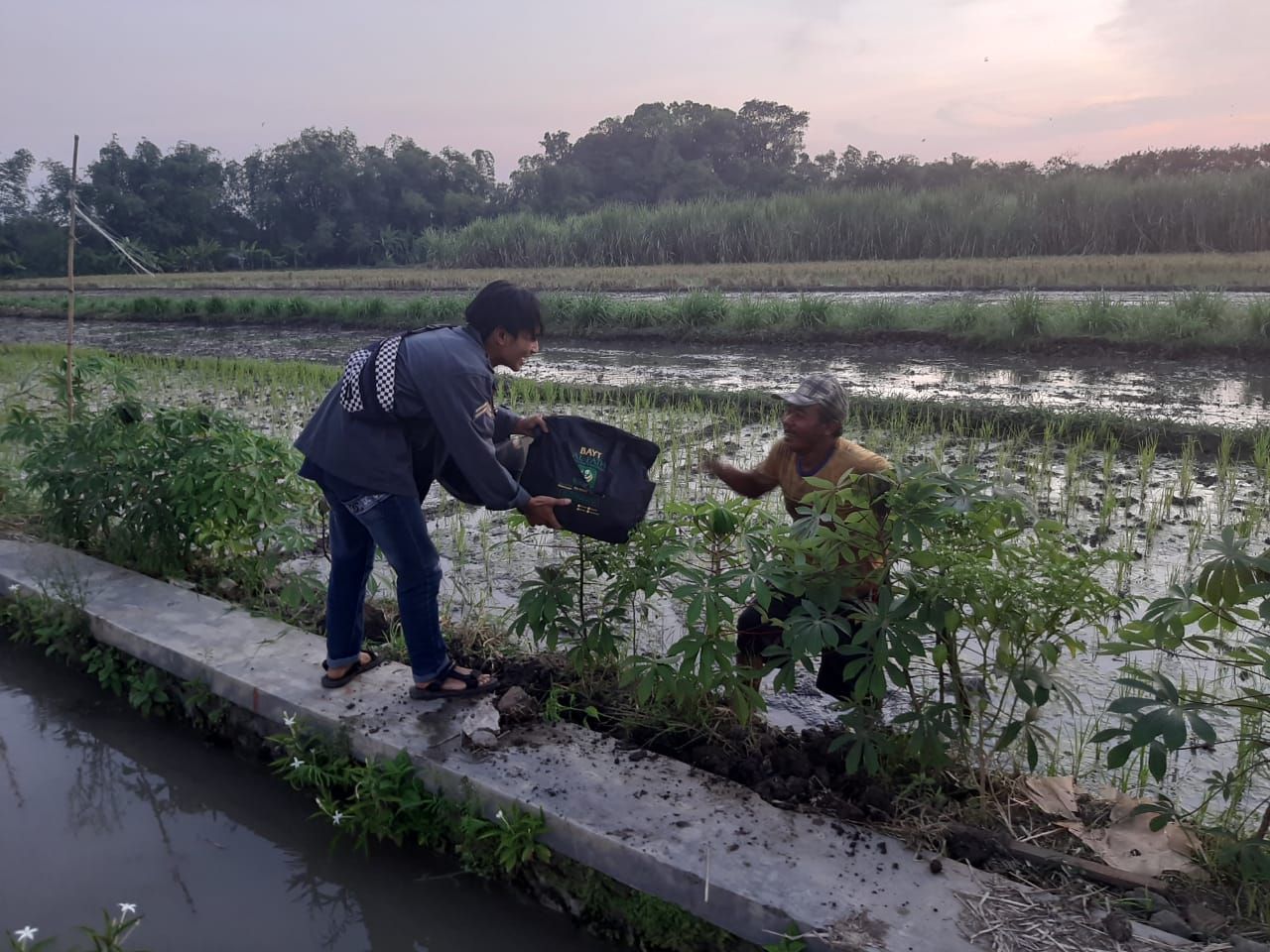 Connecting Happiness, aksi menebar kebaikan ala kami IPM Krian. | Foto: Thoriqul Aslam/Dokpri.