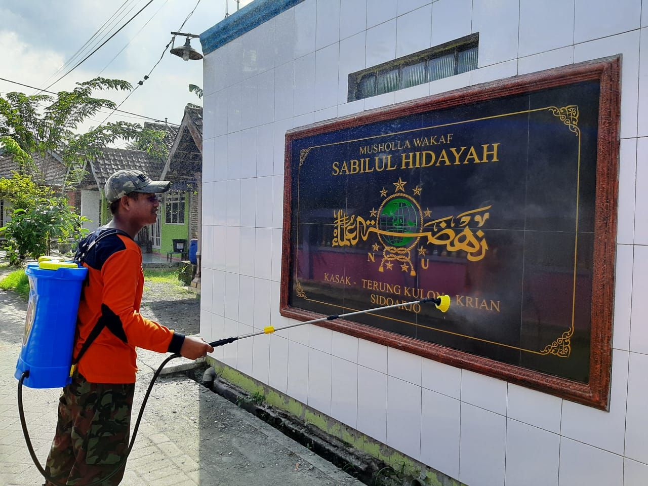 Salah satu dokumentasi kegiatan penyemprotan desinfektan yang kami lakukan di Masjid dan Musholla. | Foto: Thoriqul Aslam/dokpri.