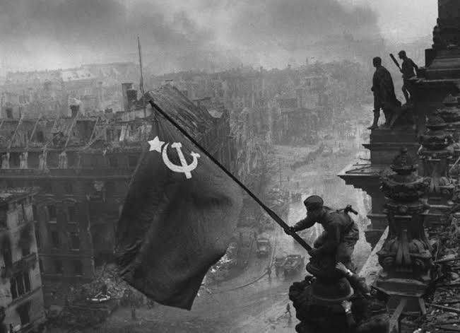 Tentara Merah Menaklukkan Berlin (Sumber: Rarehistoricalphotos.com)