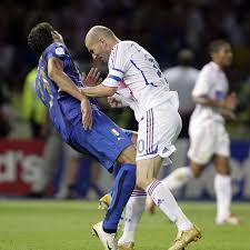 Tandukan Zidane ke dada Materazzi (Sumber Gambar: abc.net.au)