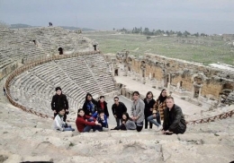 Berfoto bersama di Amfiteater Efesus bersama teman-teman pertukaran. | Sumber: Dokumentasi Pribadi