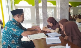 Ilustrasi: Siswa sedang belajar membaca Al Qur'an (Dok. Pribadi)