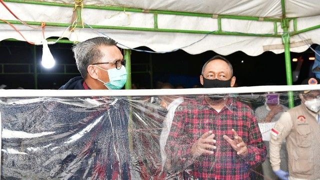 Gubernur SulSel (kiri) dan Bupati Torut (kanan) mengecek pemanfaatan Thermal Scanner (08/05/20). | Dokpri