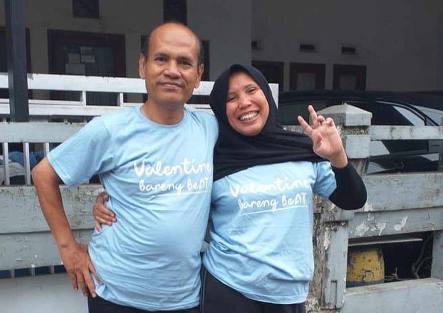 Saya dan istri dengan kostum nonton bareng film