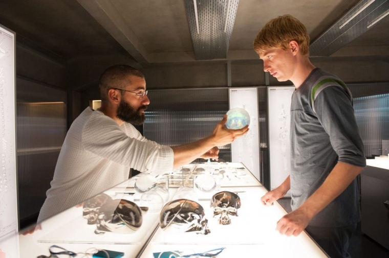 Nathan menunjukan perangkat keras dari AI yang diciptakannya. (Tangkapan layar film Ex Machina)