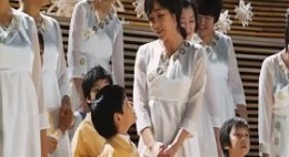 Saat Jeong Hye didatangi Min Woo, anggota paduan suara anak-anak yang ternyata anak kandungnya sendiri. (cumman.com)