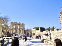 Gerbang Perpustakaan Celsus dan reruntuhan bangunan kuno di Efesus. | Sumber: Dokumentasi Pribadidi