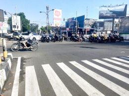 Foto ilustrasi pengendara motor nekat berhenti di tengah jalan. (foto: dok. pribadi)