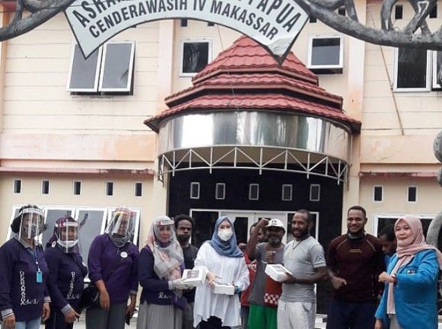Penyerahan bantuan di Asrama Mahasiswa Papua Cenderawasih IV Makassar (08/05/20).
