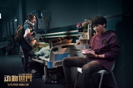 Kehidupan Zheng dihabiskan di rumah sakit, menunggui ibunya yang malah harus dirawat di lorong. | Gambar: IMDb.com