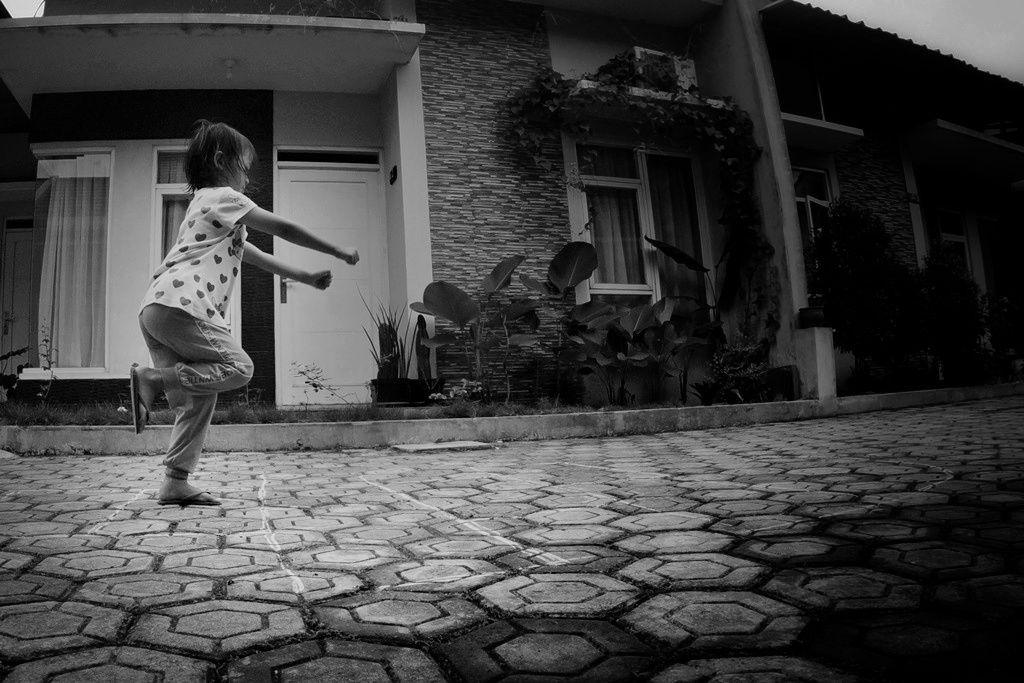 Bermain engklek, melompat dengan satu kaki dan mengajak gerak otot besar tubuh. (foto: widikurniawan)