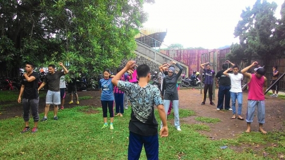 Sesi pemanasan (foto Barsteelon/Dokpri)