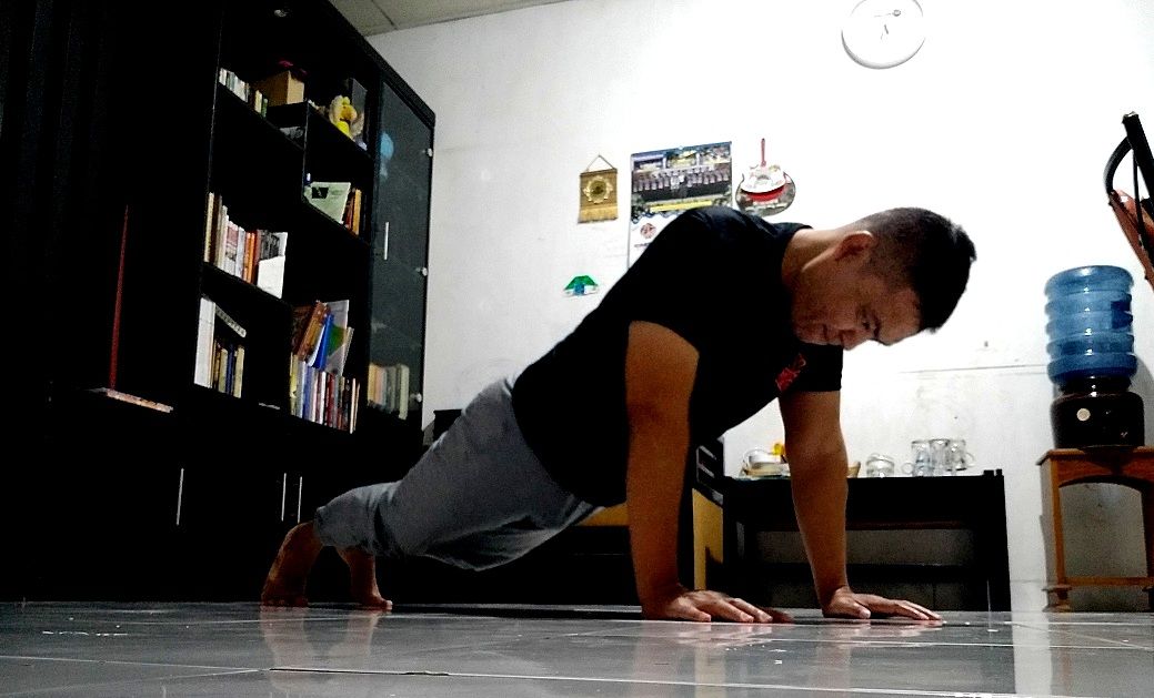 Push up dan sit up juga menjadi pilihan saya, hitungannya sesuai kemampuan. Dan saya tidak kawatir energi terkuras atau keringatan, toh sebentar lagi adzan maghrib-dokpri.