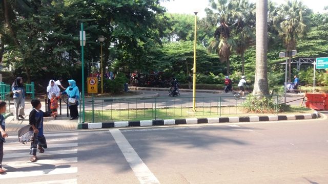 Jalan santai bersama keluarga juga membuat bahagia (Dokpri)