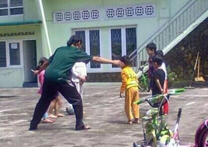 Rutinitas di Minggu pagi. Anak-anak bermain di halaman Masjid Al Jihad Curup foto di ambil sebelum puasa dan sebelum pandemi (sumber gambar : dokumentasi pribadi zaldychan)