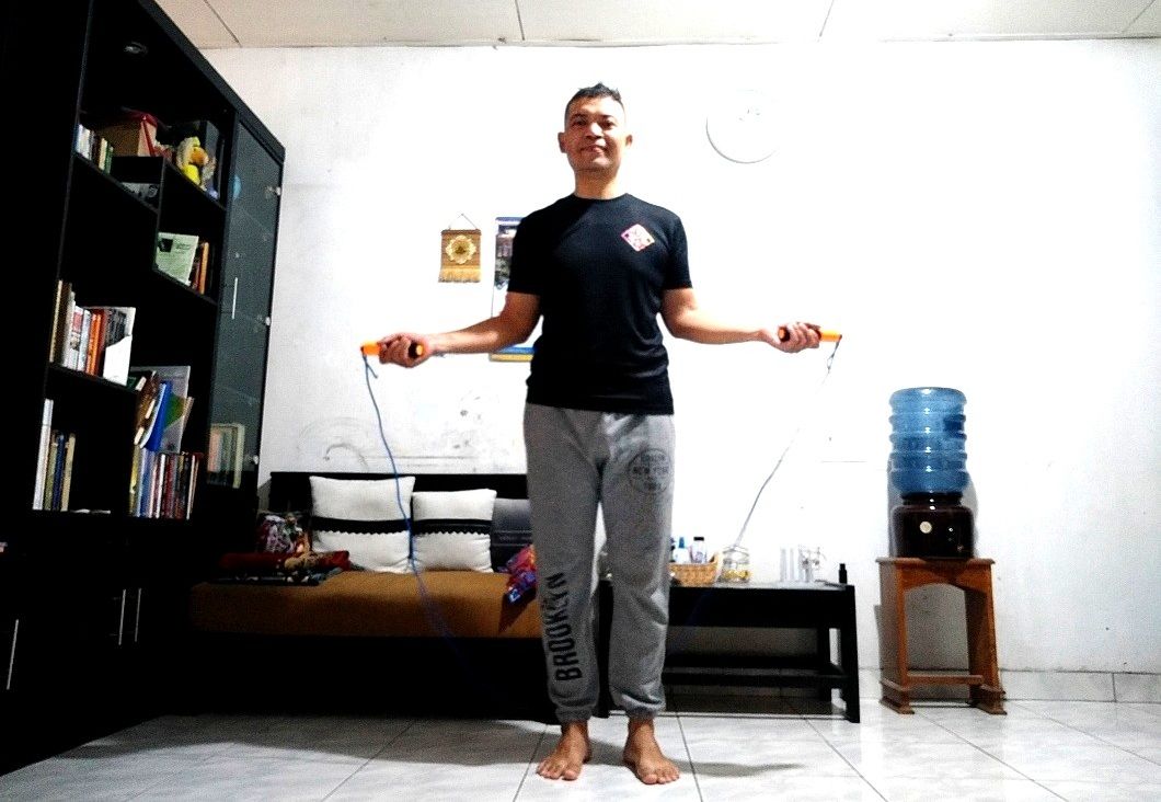 Skipping atau lompat tali, juga saya jabanin. Meski jenis kegiatan ini, cukup menguras energi.  Sekali lagi pesan saya satu, pilih waktu yang dekat dengan berbuka untuk olahraga yang memakan energi seperti ini-dokpri