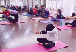 Yoga di tempat latihan punya ruang gerak yang luas  (Dokpri)