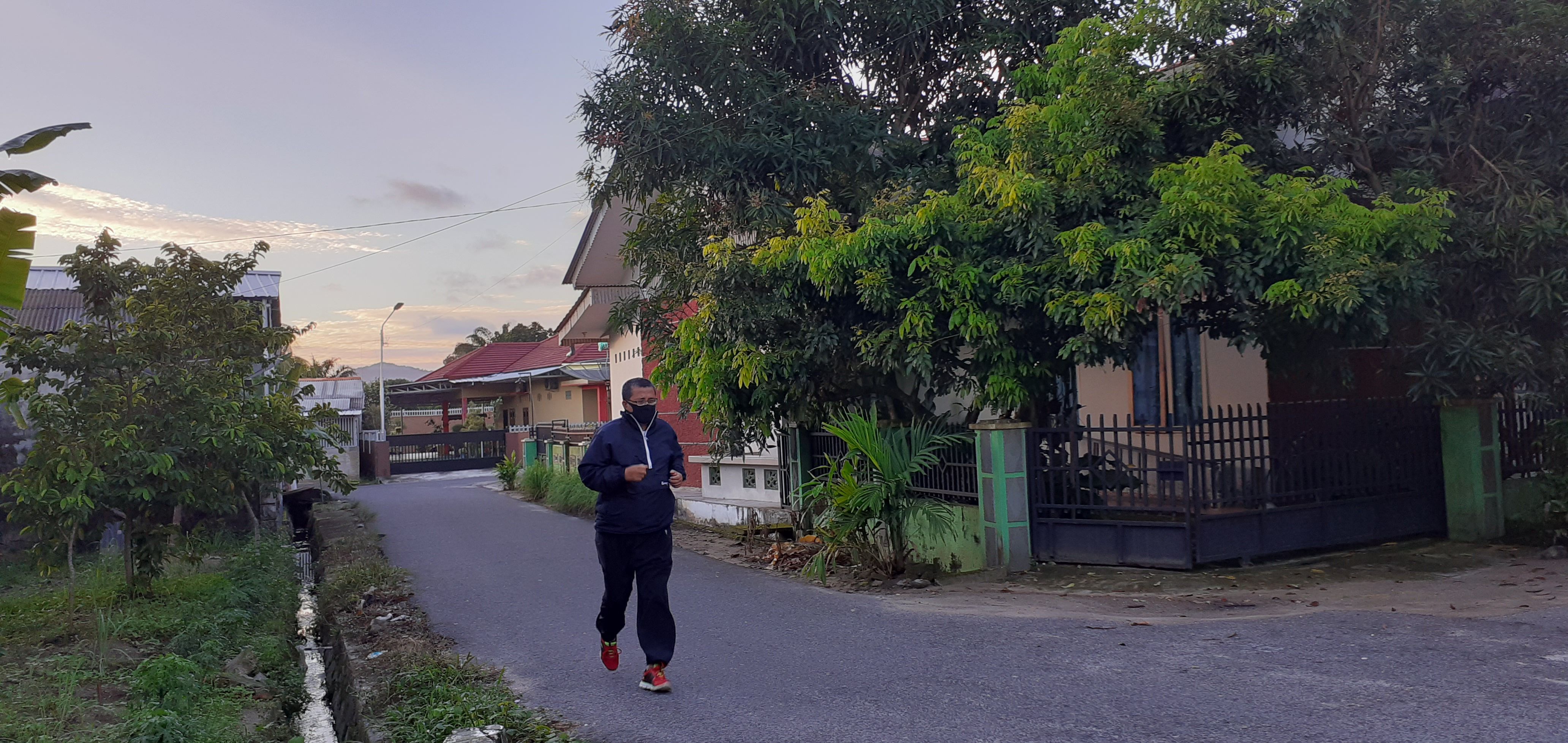 Jogging di pagi hari saat puasa membikin bugar (dokpri)