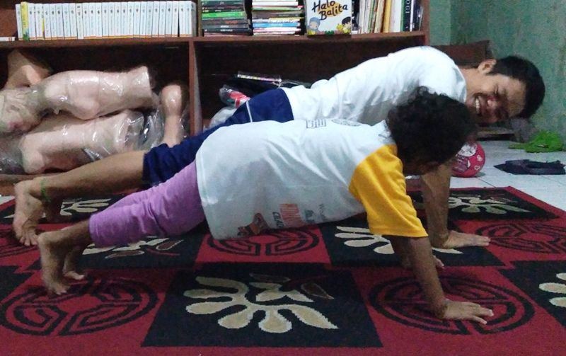 Mengenalkan push up (Foto: Koleksi Pribadi)