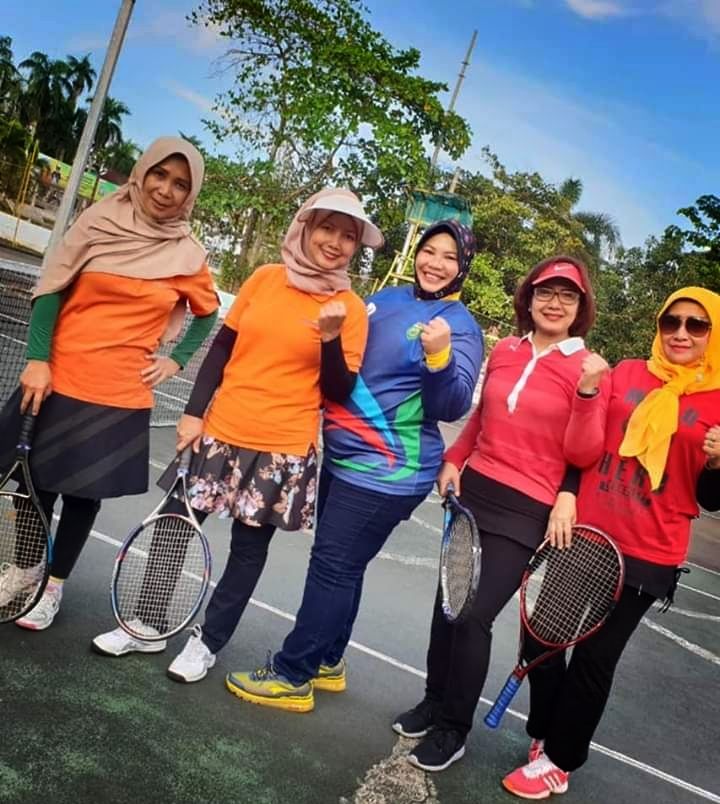 Gambar 2. Dina dan klub Tenis nya sebelum wabah Pandemi Covid-19 dan bulan Ramadan 2020 rutin melakukan olahraga Tenis seminggu 3 kali_Warkasa1919