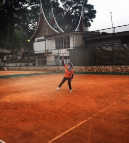Gambar 3. Dina tengah bermain Tenis_Warkasa1919