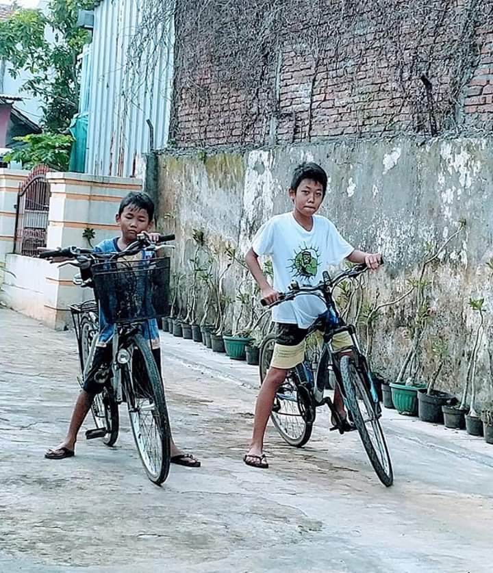 Bersepeda sore di halaman depan rumah. Dokpri