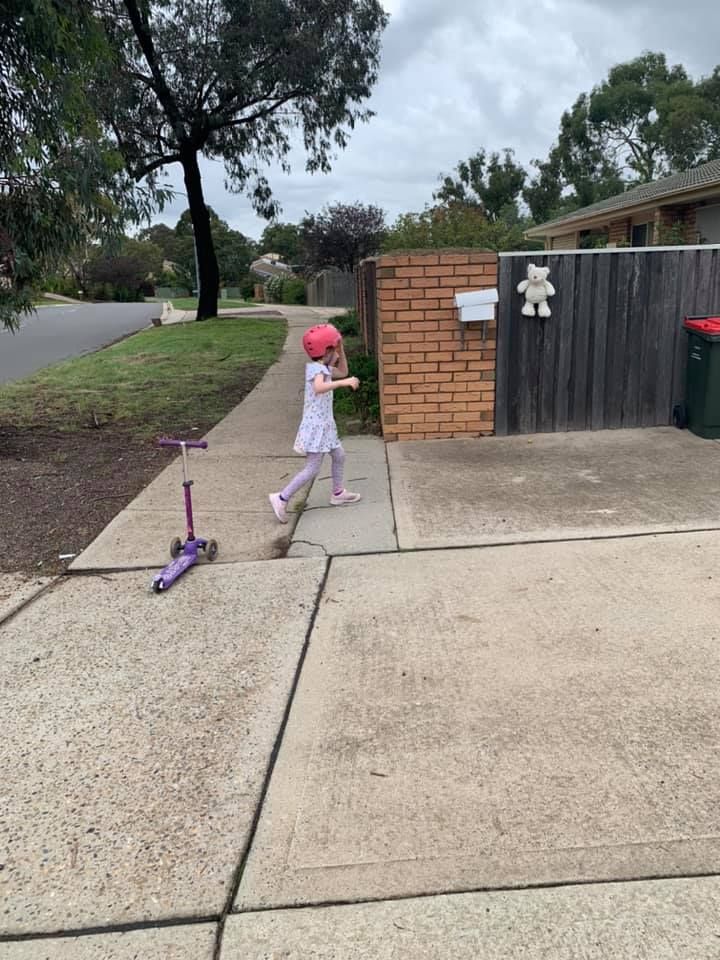 Seorang anak main skuter sambil berburu 'bear'.Foto dari Michelle Hutchins‎, Gungahlin Region Teddy Bear Hunt.