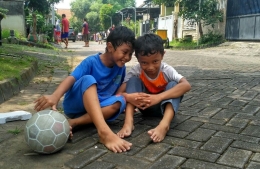 Bermain bola bersama anak-anak tidak hanya menyenangkan, tetapi juga menambah kedekatan hubungan ayah-anak/Foto: koleksi pribadi.