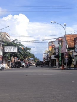 Suasana jalan protokol di Kota Mojokerto (sumber: dokpri)