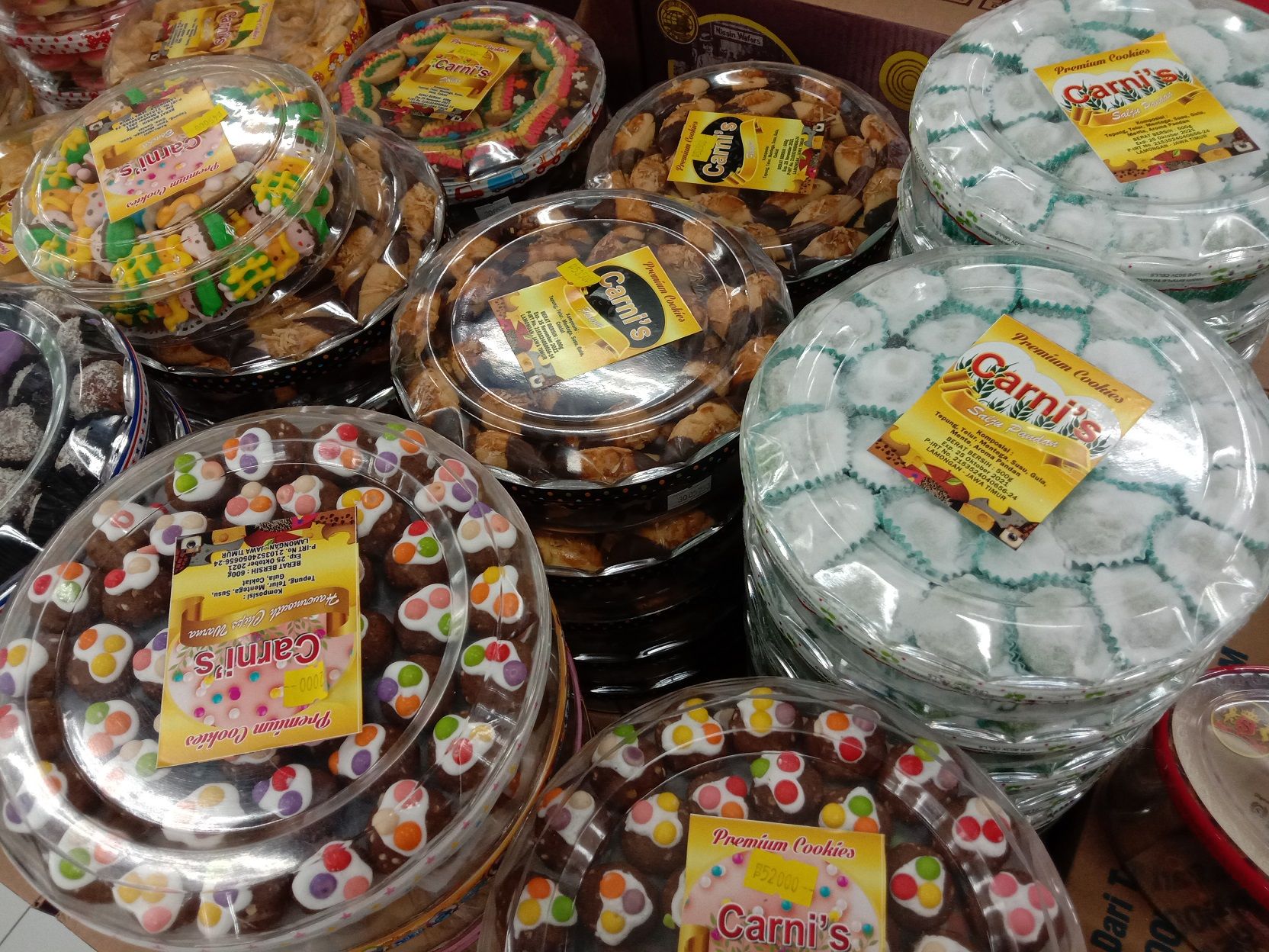 Puteri salju bersanding dengan kue lainnya. - Dokpri.