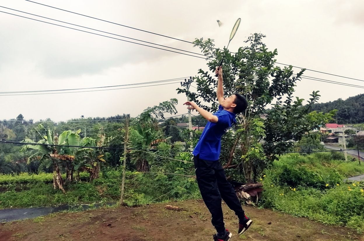 Berbekal halaman rumah yang cukup luas, akhirnya kami bisa tetap bermain badminton di pagi maupun sore hari. Dok. Ozy V. Alandika