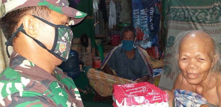 Serma Juhaib, Babinsa Kel. Daya Koramil 1408-11/Bky bagikan nasi kotak kepada warga binaanya, Minggu (10/05/2020) dini hari.|Imansyah Rukka