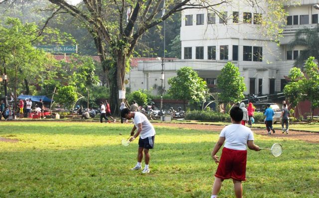 Bermain bulutangkis membuat otot kaki dan tangan aktif semua (Dokpri)