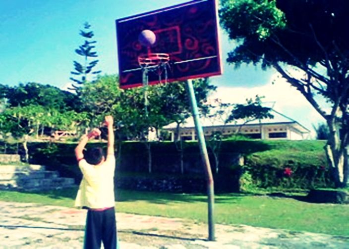 Saya sudah menyukai olahraga basket sejak SMP. Tuh, bolanya kira-kira masuk keranjang gak ya? Hayooo. Dok. Ozy V. Alandika