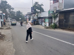 Jalan Raya Ciwastra yang biasa macet terlihat lengang. (foto: dok. pribadi)