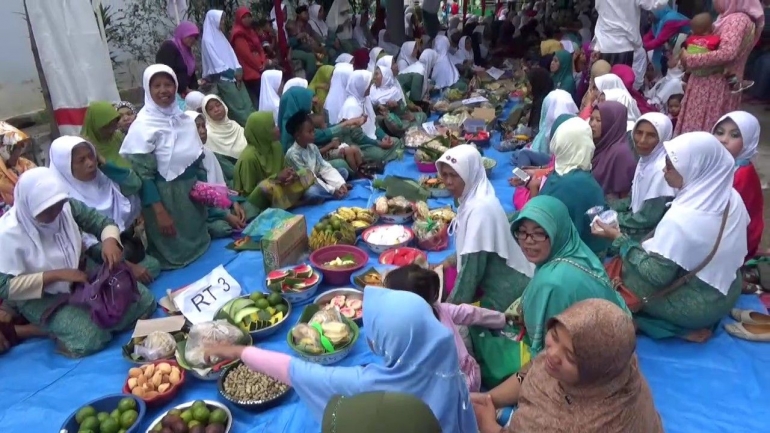 Suasana megengan (sumber: www.pojokpitu.com )