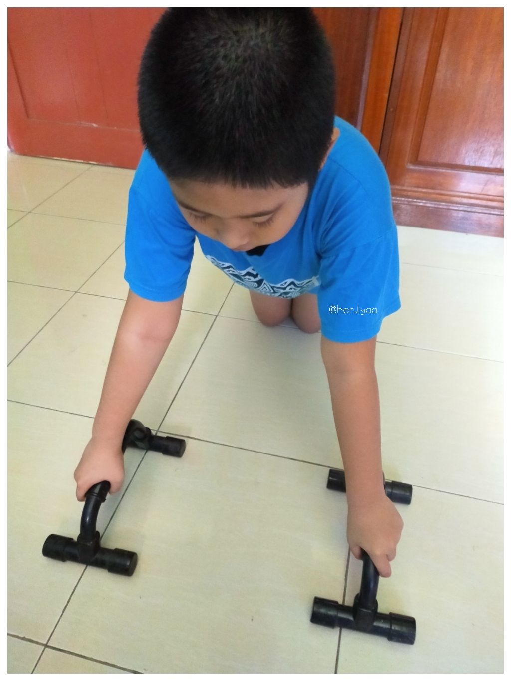 Knee push up dengan push up bar -dokpri